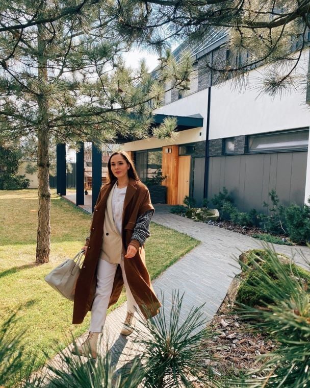 Юлія Саніна на тлі свого будинку / © instagram.com/the_hardkiss