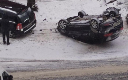 Снежный коллапс в Киеве: город сковали пробки и ДТП (фото, видео)