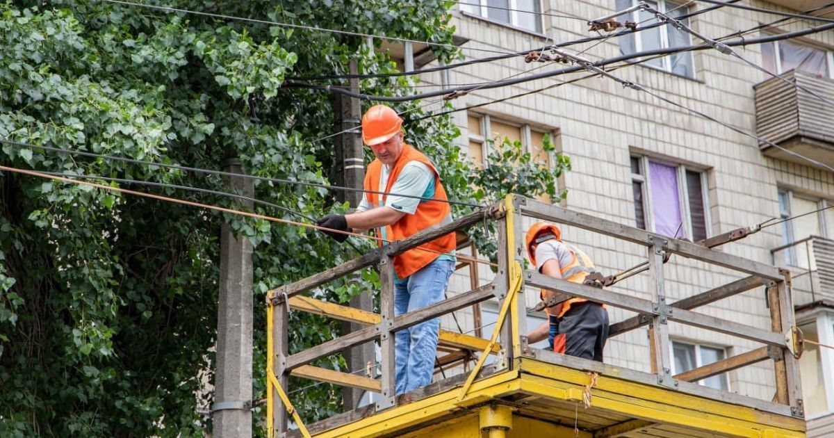 В Киеве под мостом Патона произошло повреждение теплосети: оттуда летит водопад (видео)