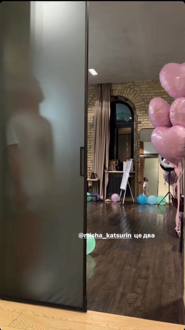 Надя Дорофєєва з Мішею Кацуріним грають у хованки з його донькою / © instagram.com/nadyadorofeeva