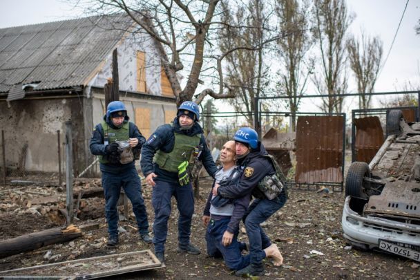 Порятунок чоловіка, який постраждав внаслідок обстрілу Нікополя 20 листопада / © Міністерство внутрішніх справ України