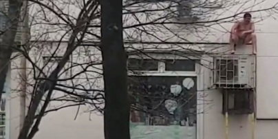 В Новороссийске голый мужчина прятался от пожара на кондиционере (видео 18+)