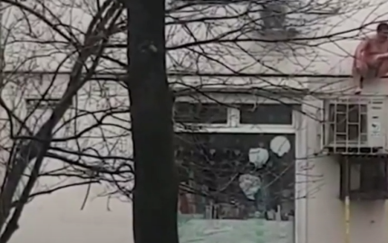 В Новороссийске голый мужчина прятался от пожара на кондиционере (видео 18+)