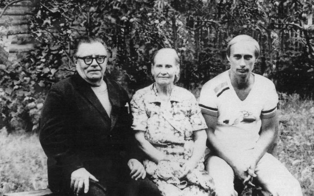 Путин со своими родителями, Марией и Владимиром (1985) / © time.com
