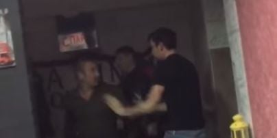 П'яні росіяни розтрощили квест-кімнату і побили дівчину дверима по голові
