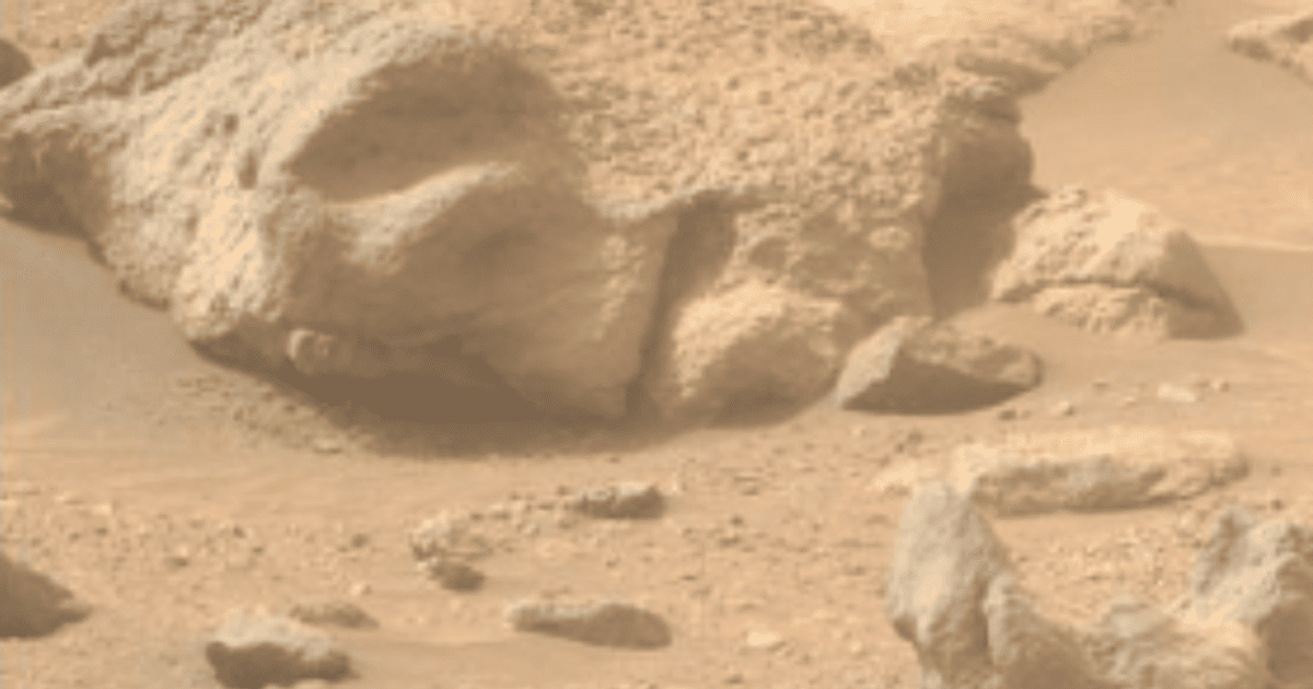 Марсохід NASA помітив на Марсі загадковий "шолом" (фото)