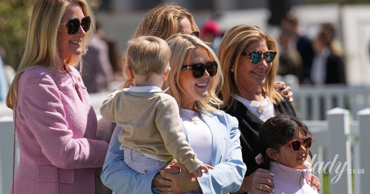 Кэролайн Левитт с сыном