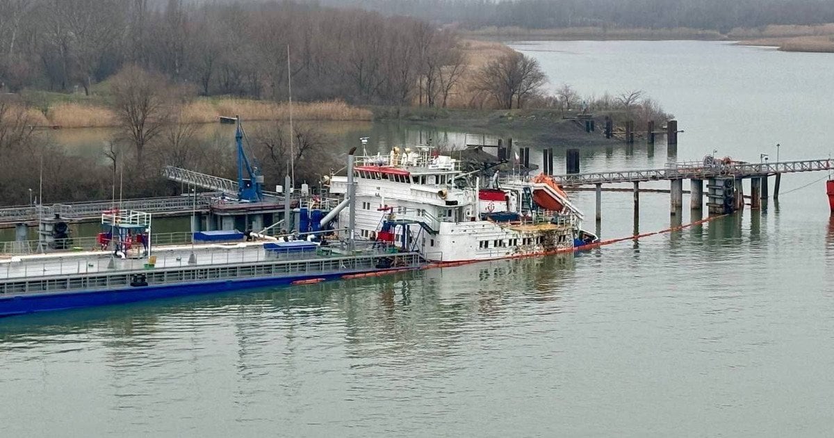 Російський танкер Валерій Горчаков йде під воду