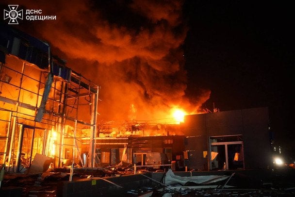 Ціллю російських терористів стали обʼєкти портової, житлової, промислової та енергетичної інфраструктури на Одещині.  / © ДСНС