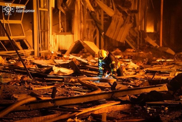 Ціллю російських терористів стали обʼєкти портової, житлової, промислової та енергетичної інфраструктури на Одещині.  / © ДСНС