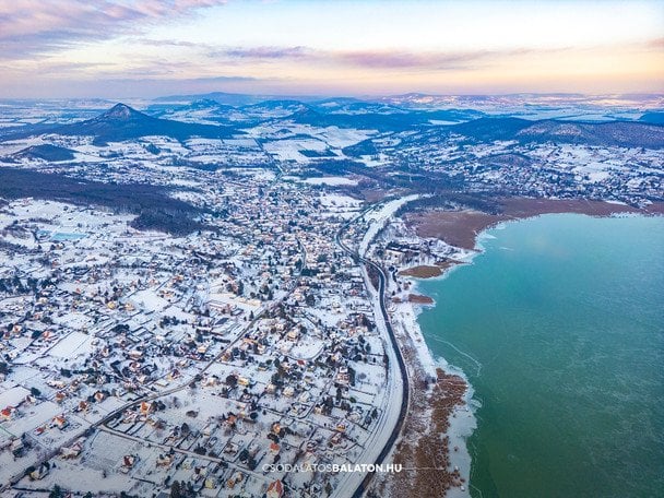 Озеро Балатон в Угорщині повністю замерзло вперше за 9 років. Фото: Csodálatos Balaton