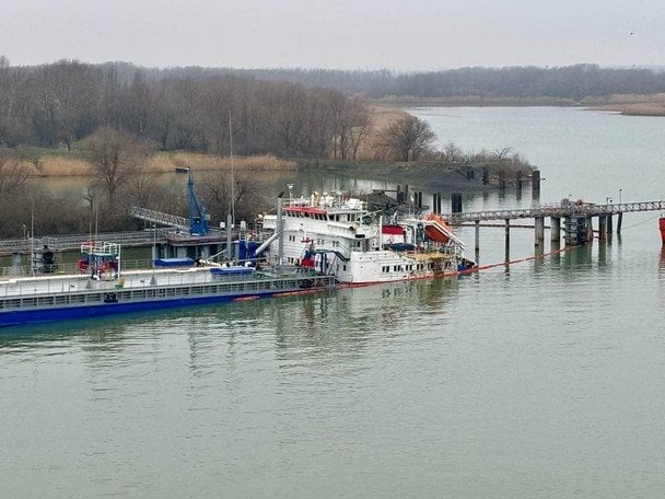 Российский танкер "Валерий Горчаков" уходит под воду. / © ASTRA