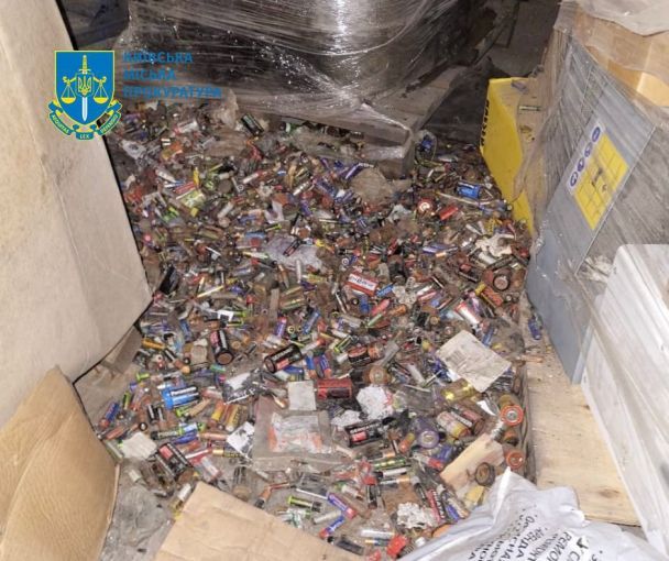 Незаконные свалки опасных отходов на Киевщине / Фото: Полиция Киева / Facebook / © Киевская городская прокуратура