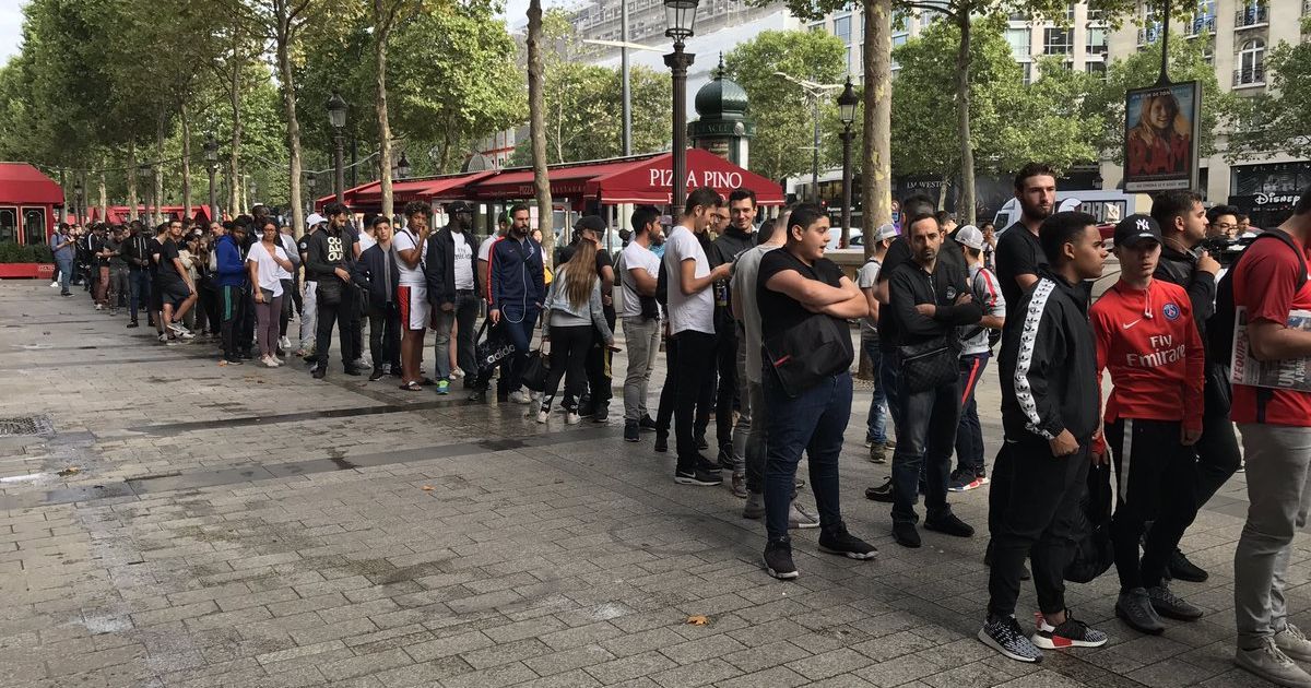 "Неймаробожевілля". Фанати ПСЖ утворили скажені черги за футболками Неймара