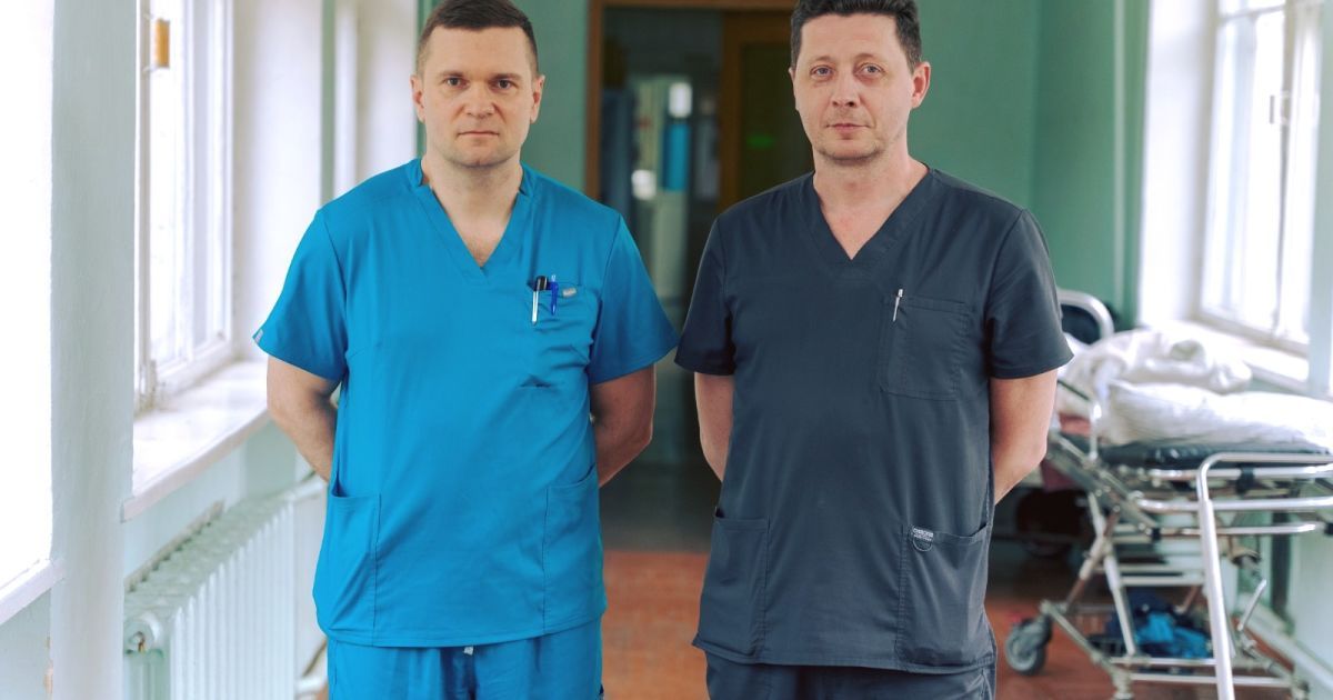 У Києві проведено унікальну операцію, щоб урятувати поранену під час обстрілу багатоповерхівки дівчину