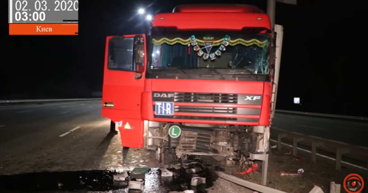 Пьяного водителя фуры в Киеве остановил только столб. Видео