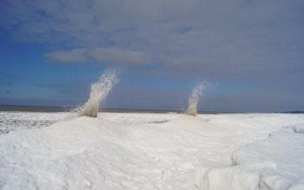 У США зробили знімок виверження рідкісних крижаних "вулканів" на озері