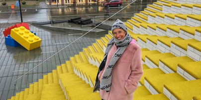 В розовой шубе и шапке: Катя Осадчая прогулялась по родине LEGO