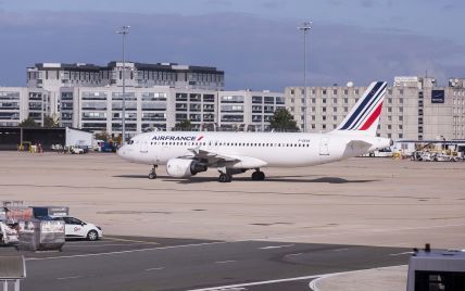 У паризькому аеропорту зіткнулися два літаки