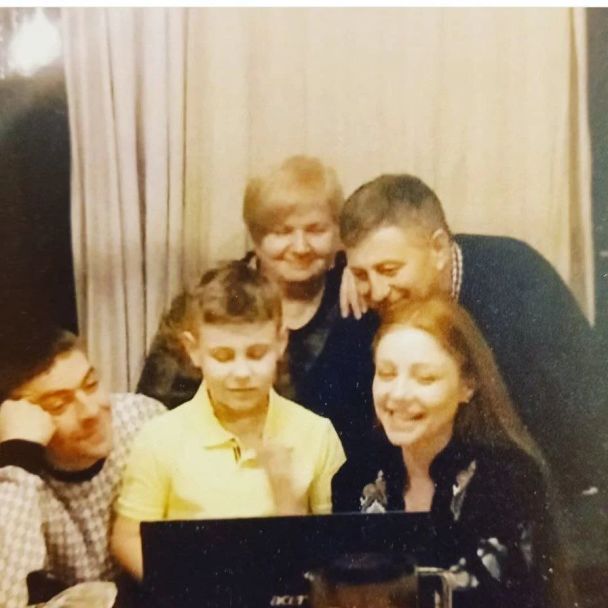 Тина Кароль с родителями, братом и сыном / © instagram.com/_fantina