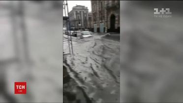 Реки вместо улиц и машины по крышу в воде. Итальянский город Катания накрыли масштабные наводнения