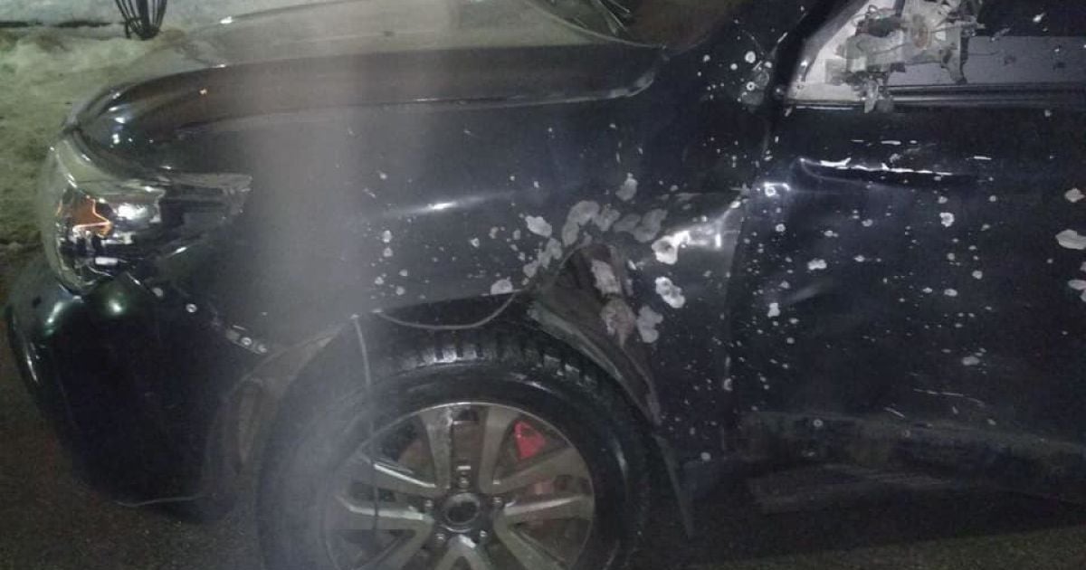 У Дніпрі невідомий обстріляв позашляховик із гранатомета