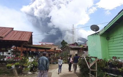 Стовп диму піднявся на 4,5 кілометри: на індонезійському острові Суматра активізувався вулкан