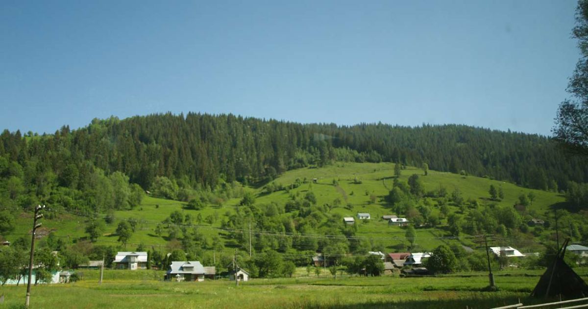 "Музиканти грають, а столи гнуться": на Верховині гуцули відсвяткували довгоочікуваний ремонт доріг