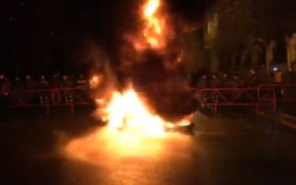 Активисты подожгли шины под Администрацией президента и наведались к особняку Порошенко