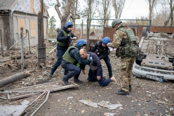 Порятунок чоловіка, який постраждав внаслідок обстрілу Нікополя 20 листопада / © Міністерство внутрішніх справ України