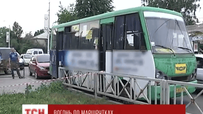 В Харькове неизвестные обстреляли два пассажирских автобуса