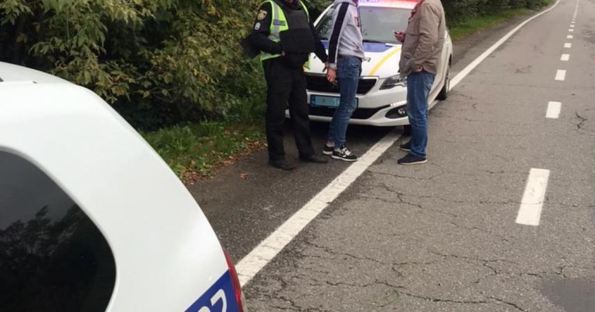 На ходу выпрыгнула из машины: во Львовской области попутчики напали на 20-летнюю девушку и угрожали ей пистолетом