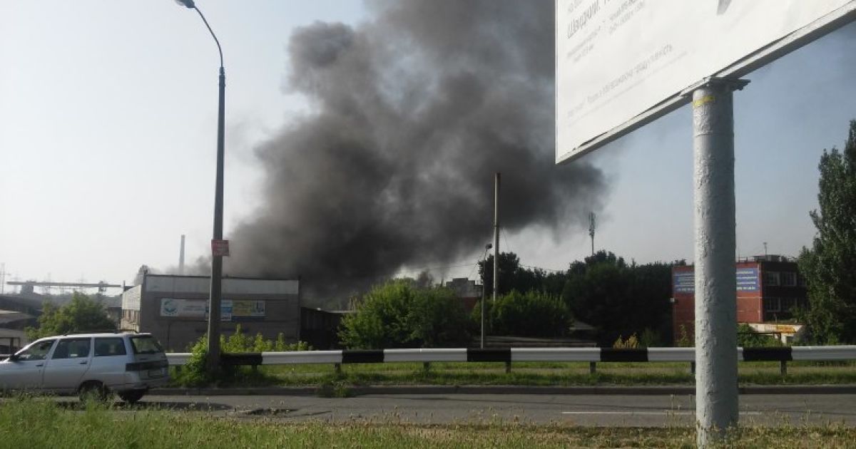 Масштабный пожар в Днипре: более полусотни спасателей тушат склады возле Кайдакского моста