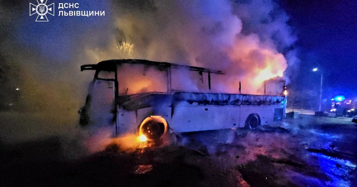 У Львові пролунав вибух, після якого на одній зі стоянок загорівся автобус