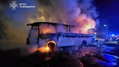 У Львові пролунав вибух, після якого на одній зі стоянок загорівся автобус
