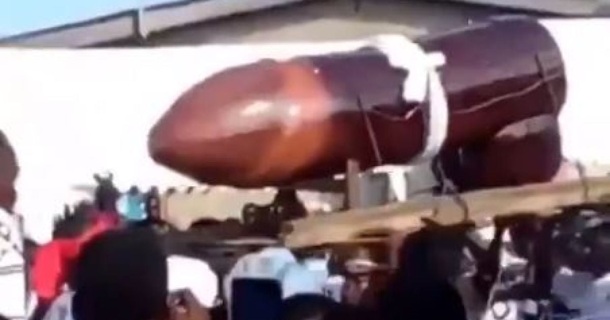 В гане похоронили мужа в гробу в виде гигантского пениса
