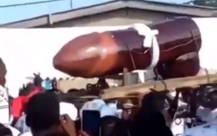 У Гані поховали чоловіка у труні у вигляді гігантського пеніса
