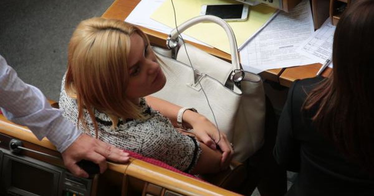 Острикова пришла в Раду с брендовой сумкой