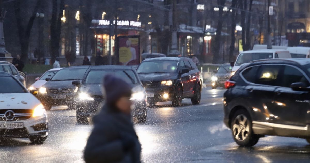 В Киеве продолжается борьба с гололедом: водителей призывают соблюдать безопасную дистанцию