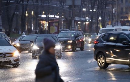 В Киеве продолжается борьба с гололедом: водителей призывают соблюдать безопасную дистанцию
