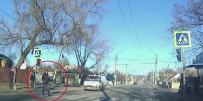В Молдове от удара фургона мужчина взлетел в воздух — прохожие лишь равнодушно оглянулись
