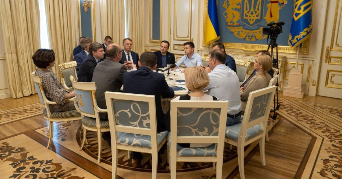 У Зеленського пообіцяли оприлюднити відео зустрічі з лідерами фракцій щодо розпуску Ради