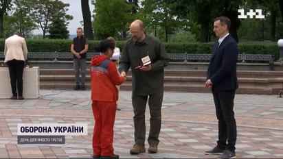 Медиків відзначили державними нагородами і подарували всюдипрохідні позашляховики