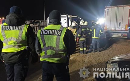 Фура раздавила такси, погибли три человека: подробности смертельного ДТП в Харькове