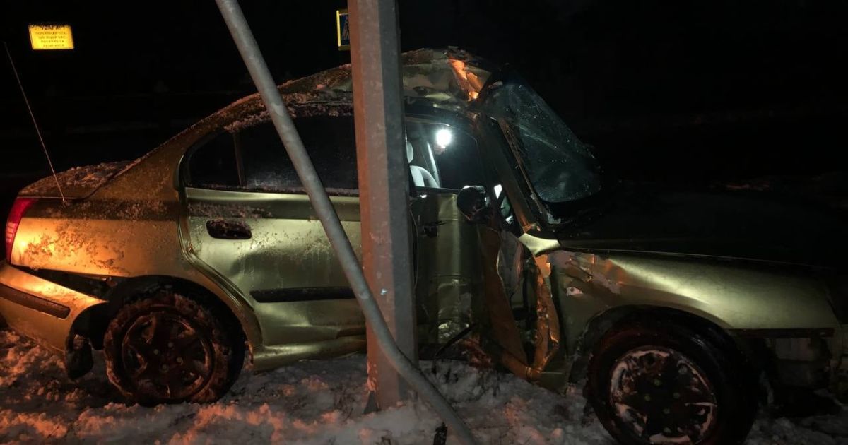 Под Фастовом водитель на Hyundai влетел в электроопору: пострадали две 16-летние пассажирки
