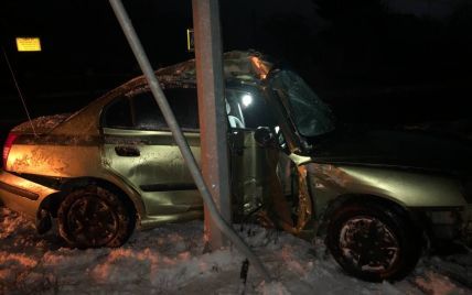 Под Фастовом водитель на Hyundai влетел в электроопору: пострадали две 16-летние пассажирки