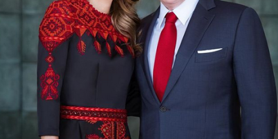 В платье с вышивкой и с мужем в обнимку: королева Рания опубликовала милое фото