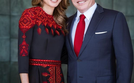 В платье с вышивкой и с мужем в обнимку: королева Рания опубликовала милое фото