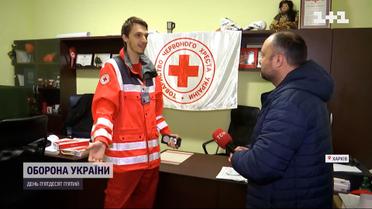 Волонтер Товариства червоного хреста продовжував врятував життя пораненій жінці під снарядами