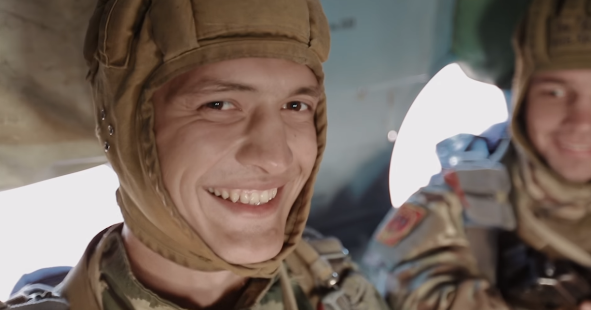 Стрибки з парашутом і чарівні посмішки. У Мережі показали душевне відео буднів морпіхів